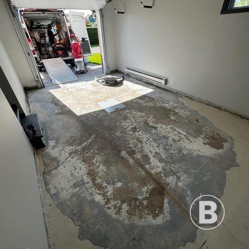vieux garage abimé alt="old concrete slab in a garage"